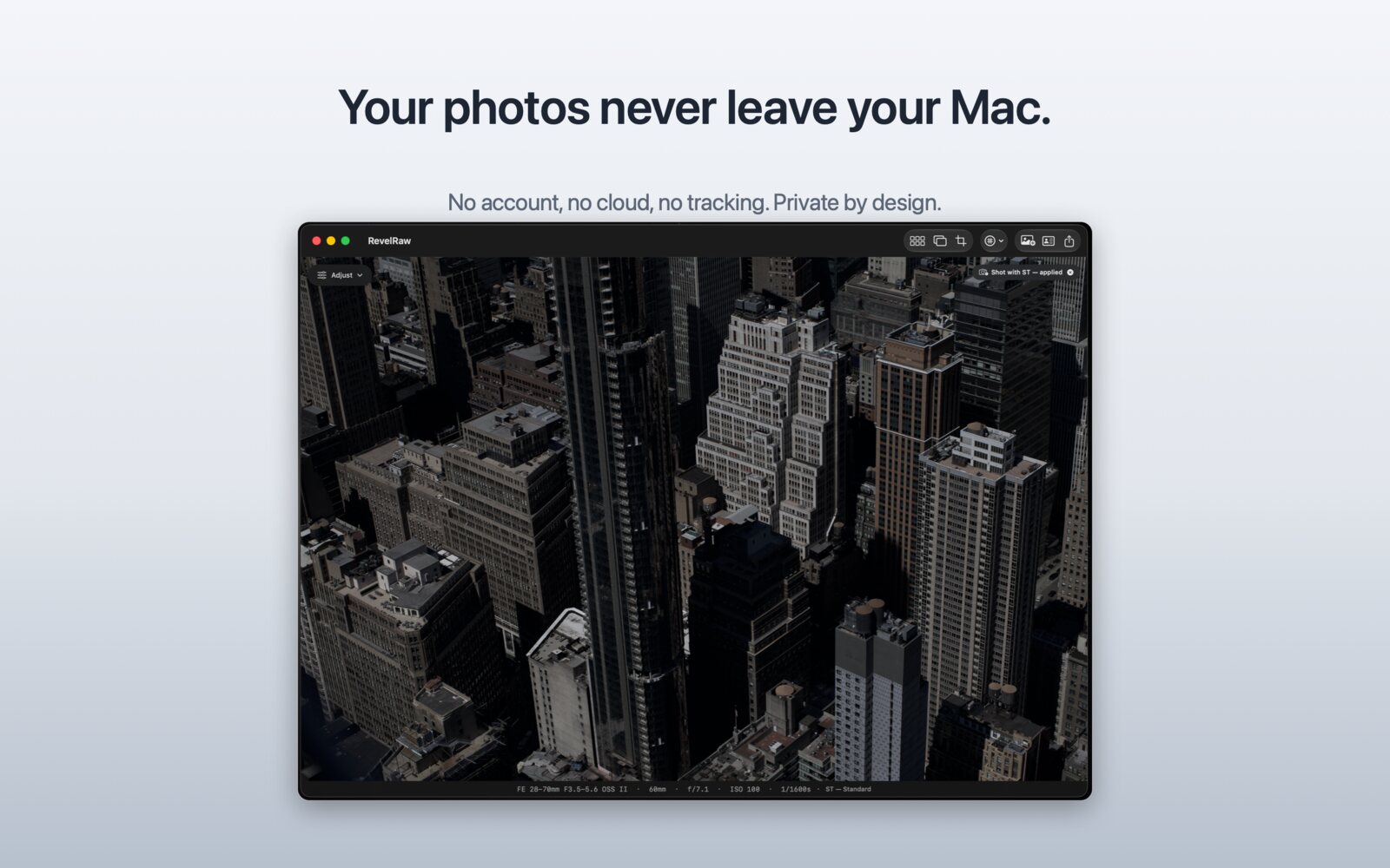 RevelRaw editando una foto RAW de Sony por completo en una Mac, sin cuenta y sin subidas a la nube, así tus fotos nunca salen de tu equipo.