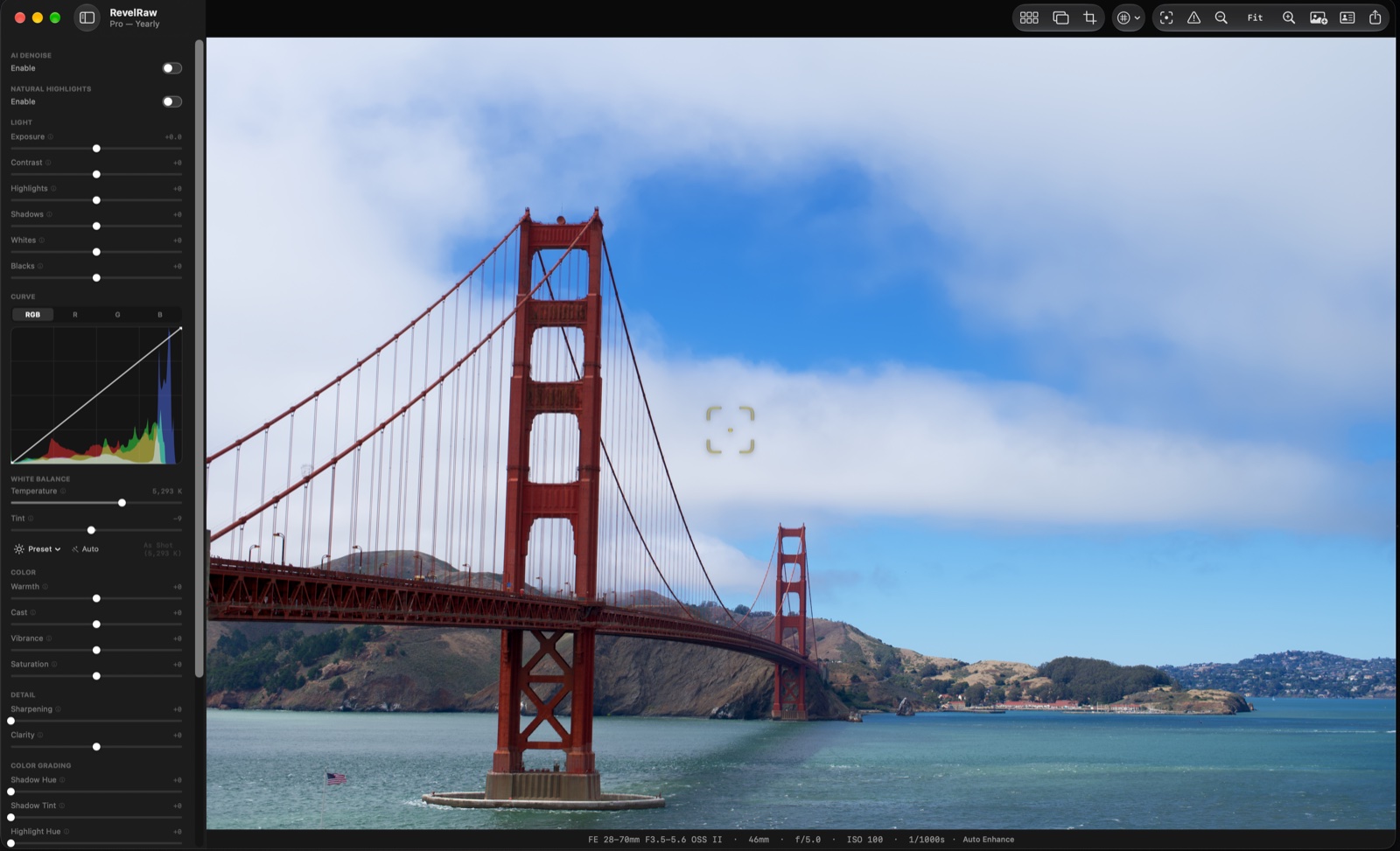RevelRaw mentre modifica una foto RAW del Golden Gate Bridge, con la barra laterale delle regolazioni, la curva dei toni RGB, il bilanciamento del bianco in kelvin e i controlli Automatico e Come scattato.